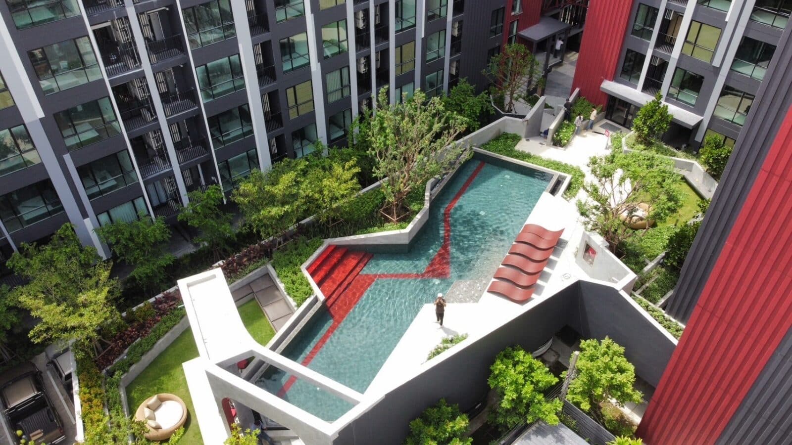 Maroon Ratchada 32